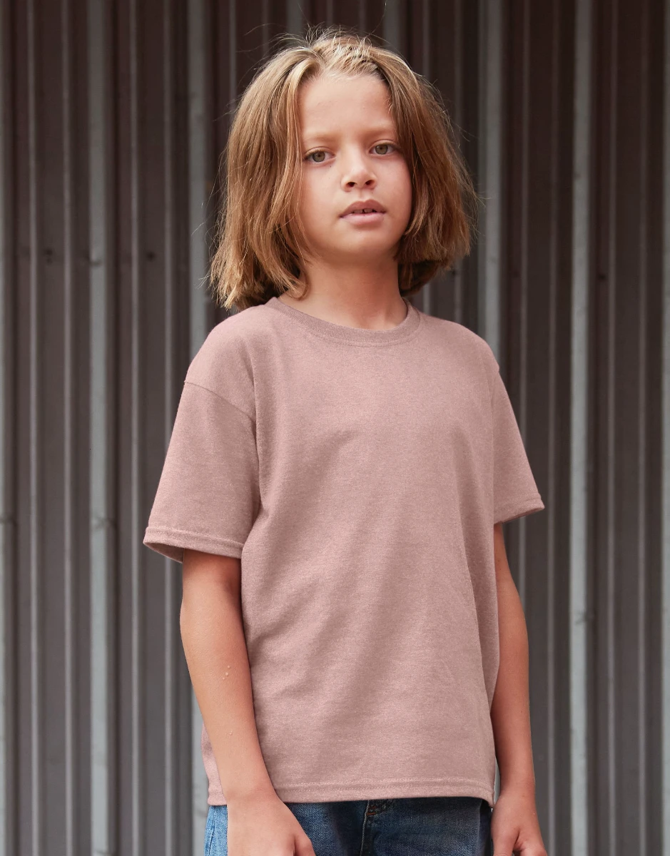 ein Kind trägt das Jerzees Bio T-Shirt in der Farbe blush pink