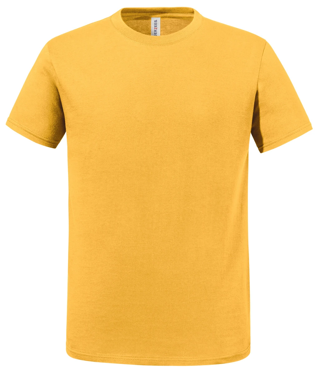 Der junge Mann auf dem Foto trägt ein dunkelgrünes T-Shirt der Marke Jerzees.