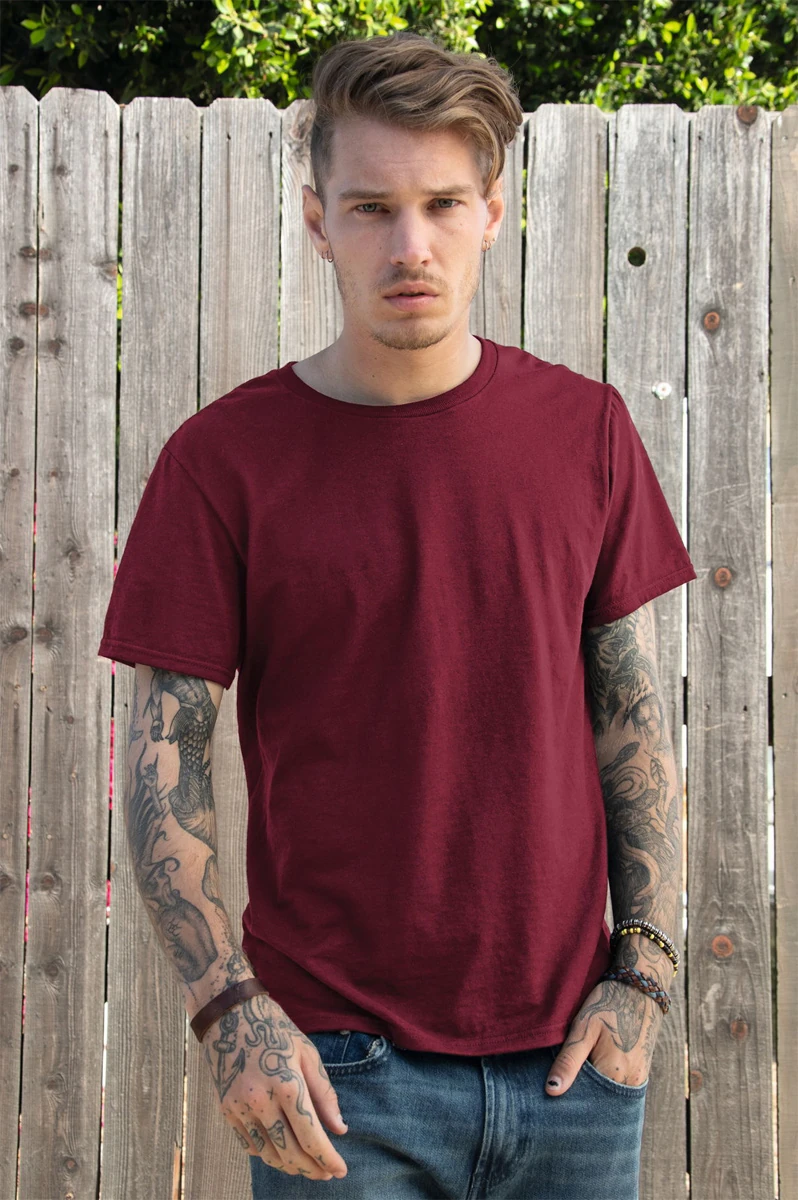 das foto zeigt ein männliches Model, welches ein kardinalrotes T-Shirt trägt