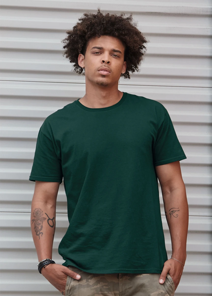 Der junge Mann auf dem Foto trägt ein dunkelgrünes T-Shirt der Marke Jerzees.